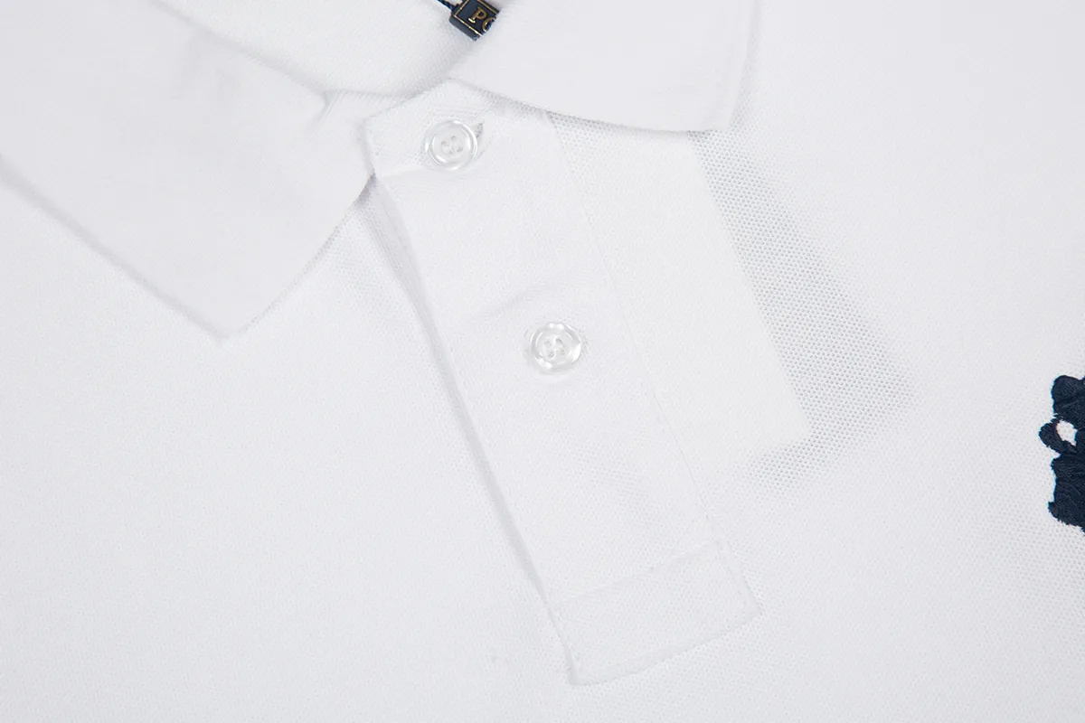 P200 White background picture [Evergreen all year round] Style number: 25101# (on sale all year round) Color: black white label/black red label/navy blue white label/navy blue red label/white/pink/grey Size: S to Pearlescent buttons on white background ✅ - The placket chiffon film is professionally processed ✅ -Ralph Lauren's classic Malaysian logo Polo｜Unlock the British retro sports style. Use 220g heavy double-sided piqué cotton to create a tall silhouette. The iconic Malaysian embroidery logo interprets American origin. The solid color system can easily control formal and casual scenes.